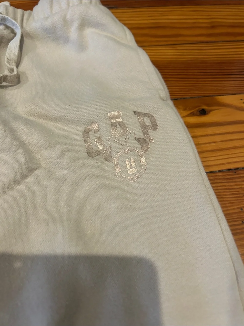 GAP Kids Minnie 3-ie e Metallic Logo Sweatshirt, Tee, & Joggers - Cream
